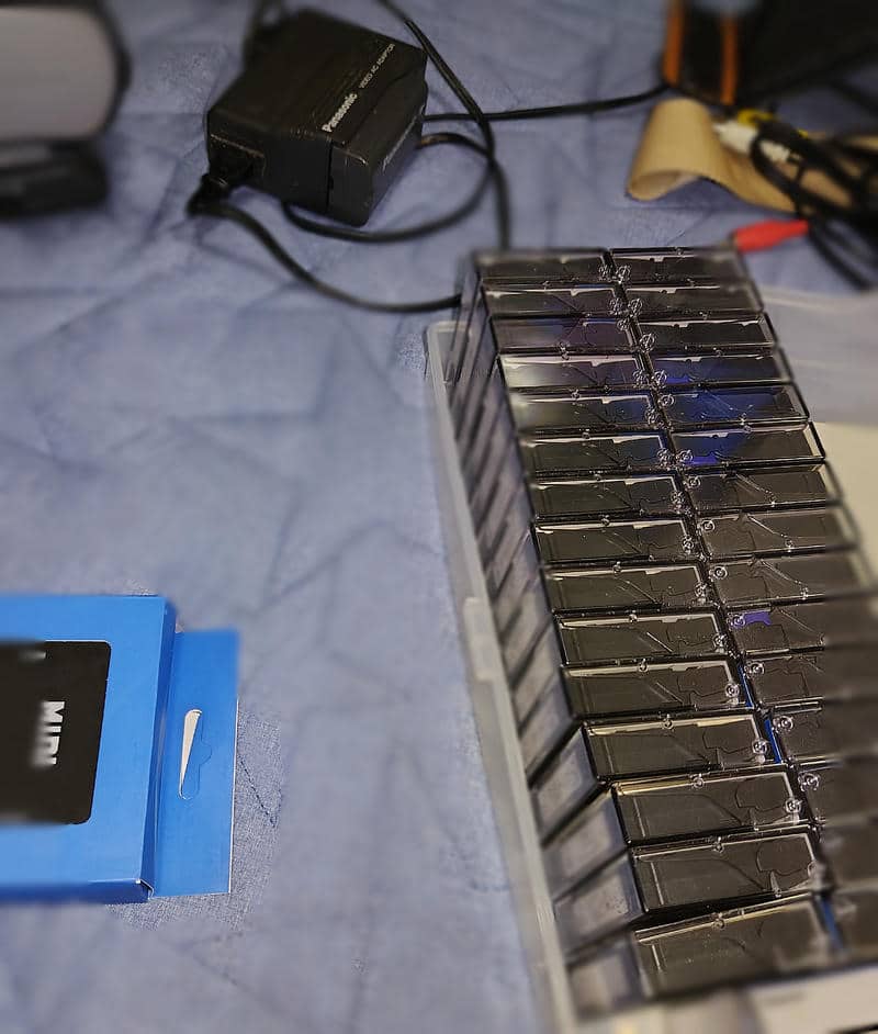 見つかったminiDVテープ約30本の写真。子ども時代の映像など大切な思い出が詰まったミニDVの山、クラウド保存が必要という画像