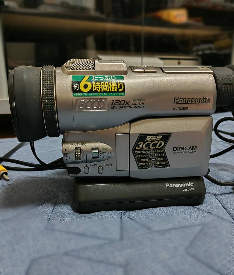 miniDVクラウド保存で使用するminiDVビデオカメラ本体の外観。古くてカビが付いていた。