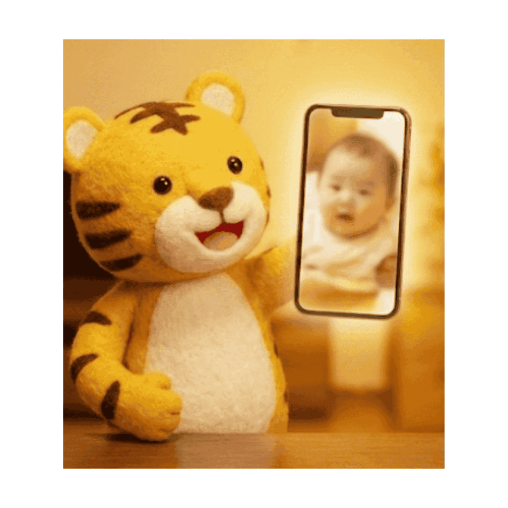 スマホで子供の小さい頃の映像を見ているトラの画像